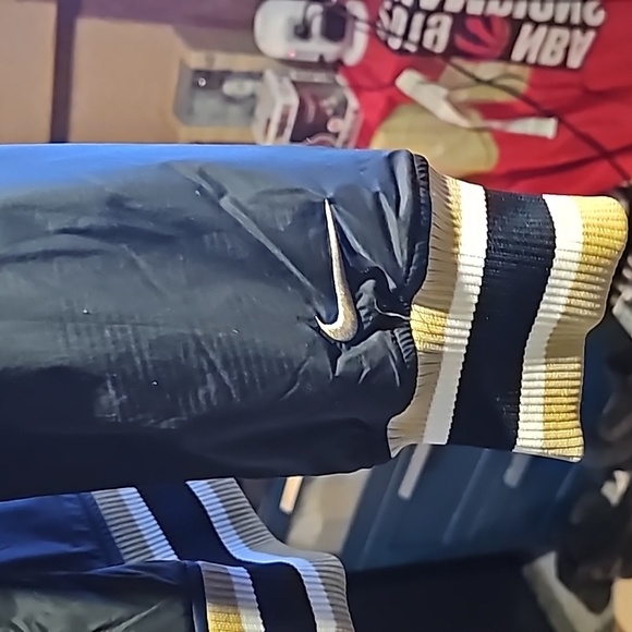 Men's Nike Black/Gold Toronto Raptors 2021/22 City Edition Courtside Hooded Full - Picture 5 of 5